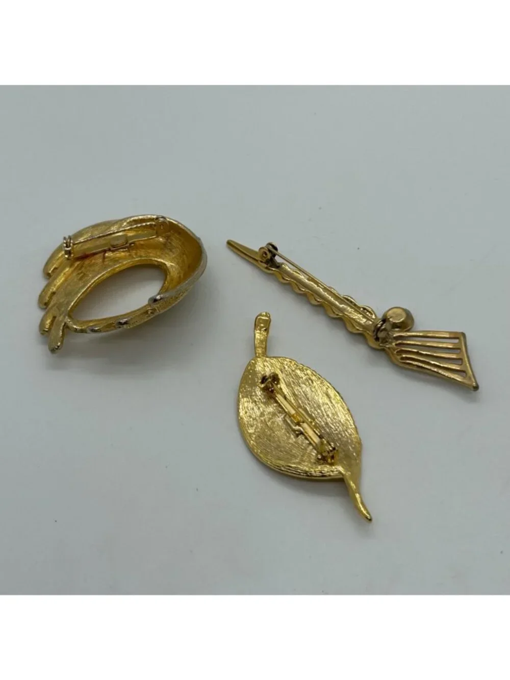 Vintage 1980s Abstract Brooches Pin Textured Gold Tone Swirl Leaf Red Rhinestone